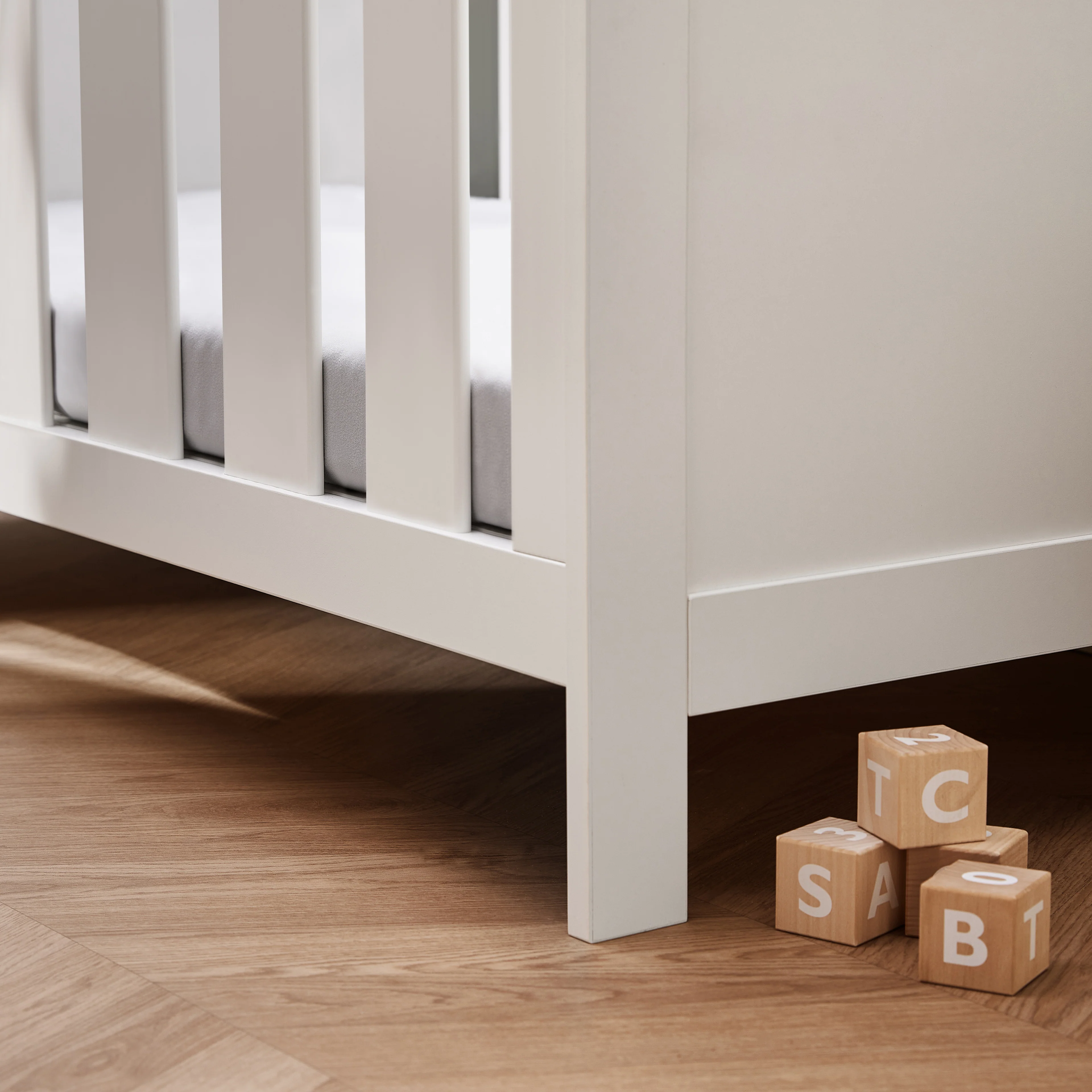 Bromley White Convertible Cot Bed to Toddler Bed - Image 4
